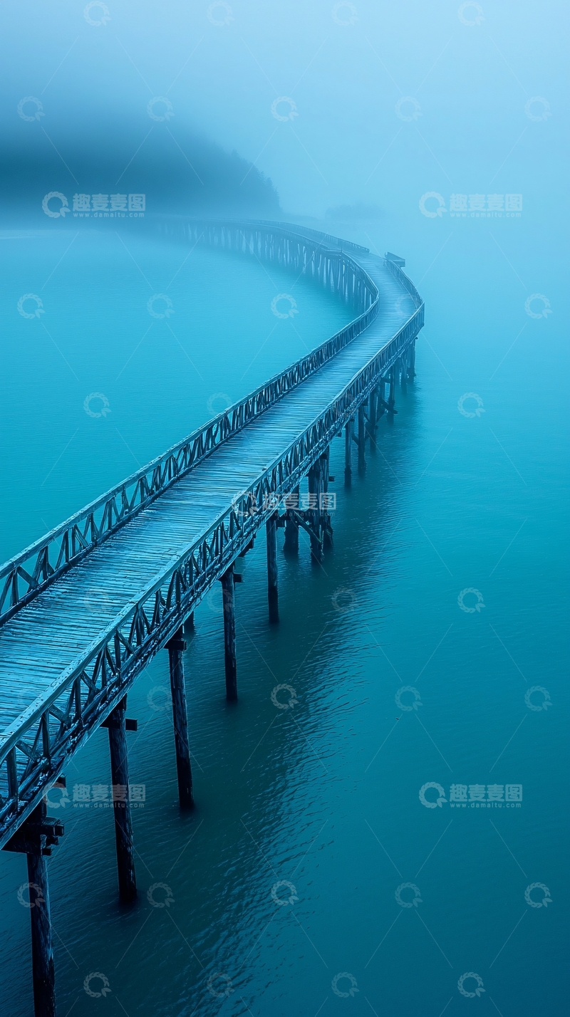 高清大图下载【趣麦麦图】雾中蜿蜒木桥