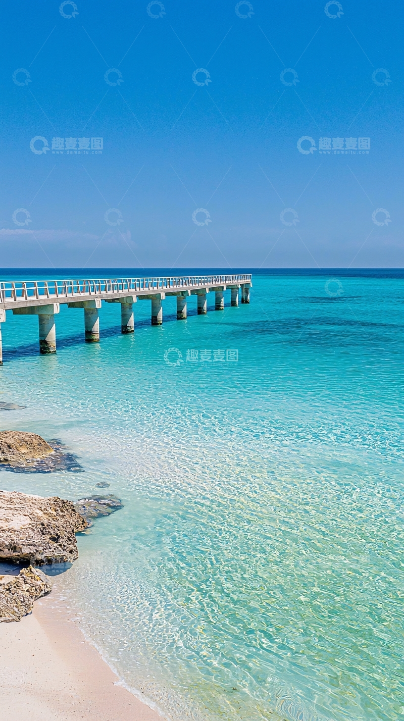 高清大图下载【趣麦麦图】清澈海滩上的码头