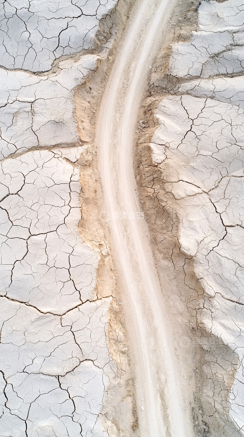 高清大图下载【趣麦麦图】干裂土地上的车辙痕迹