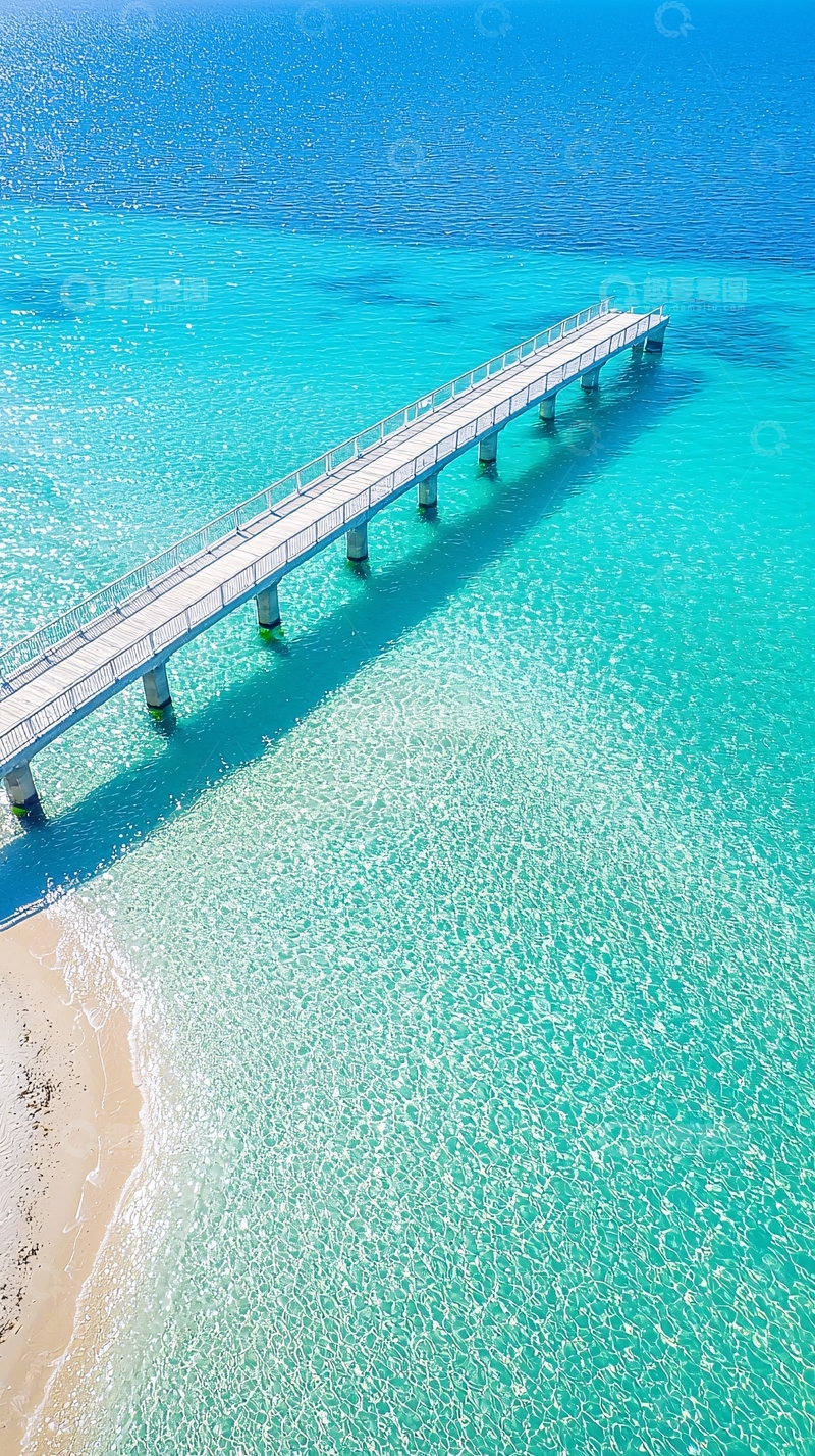 高清大图下载【趣麦麦图】清澈海滩上的码头
