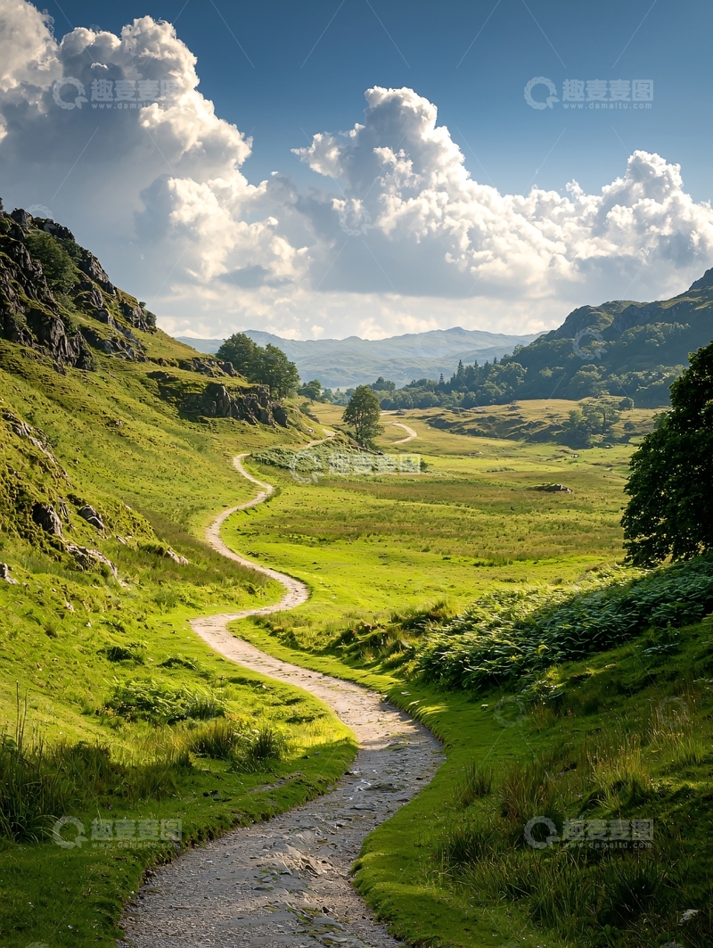 高清大图下载【趣麦麦图】蜿蜒小路穿过翠绿山谷