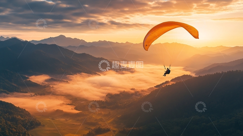 高清大图下载【趣麦麦图】日出山间滑翔伞飞翔