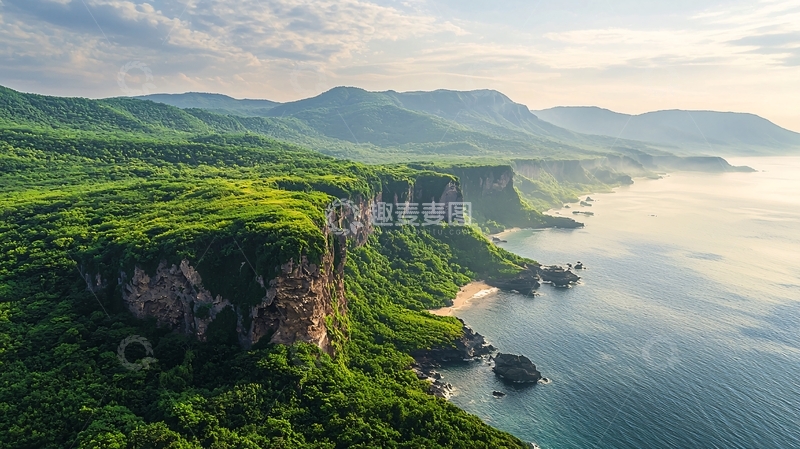 高清大图下载【趣麦麦图】海岸绿地与山脉的壮丽景色