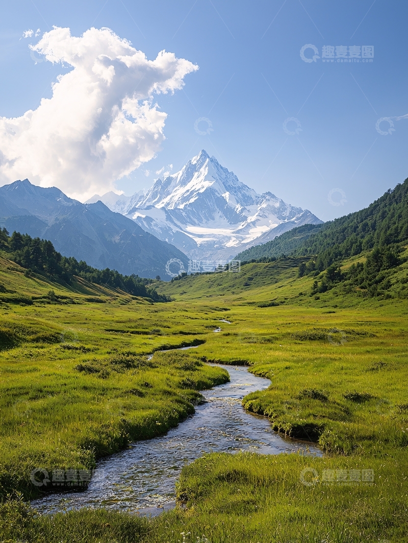 高清大图下载【趣麦麦图】雪山下的绿色山谷