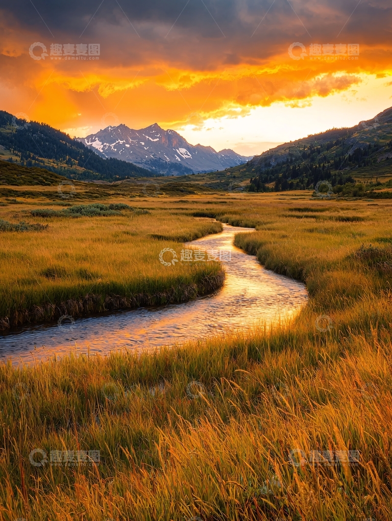 高清大图下载【趣麦麦图】金色草地河流山脉的日落景色