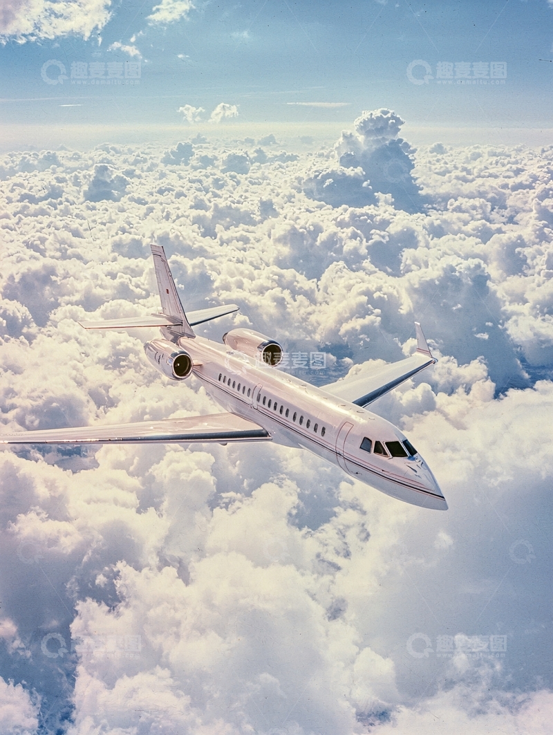 高清大图下载【趣麦麦图】飞机翱翔在云端之上