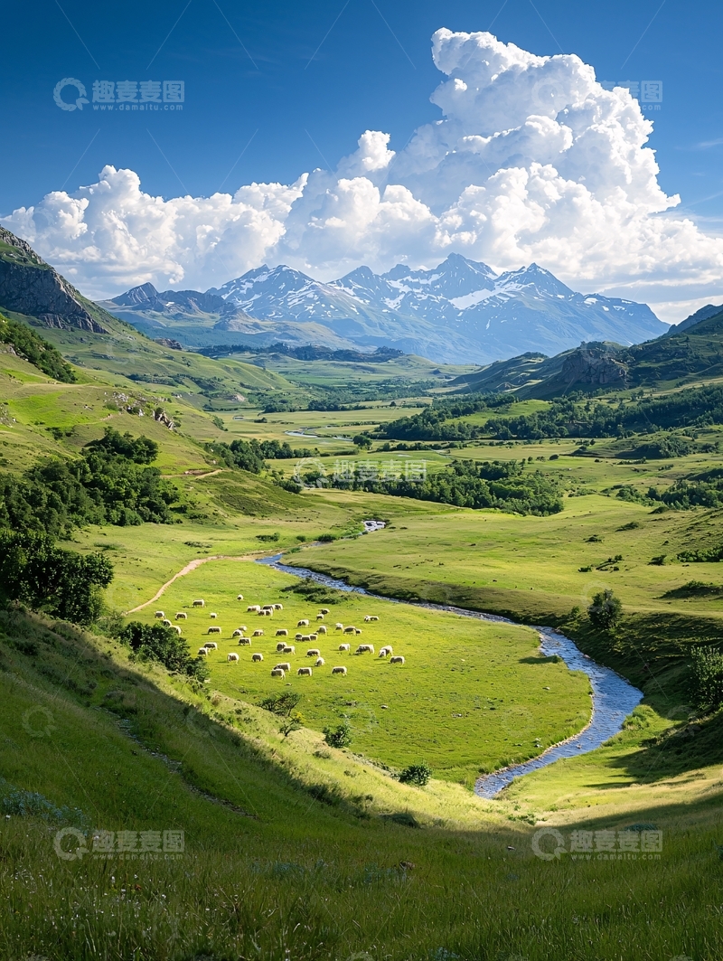 高清大图下载【趣麦麦图】绿色山谷河流与积云