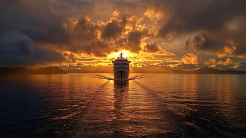 夕阳下孤独的船只