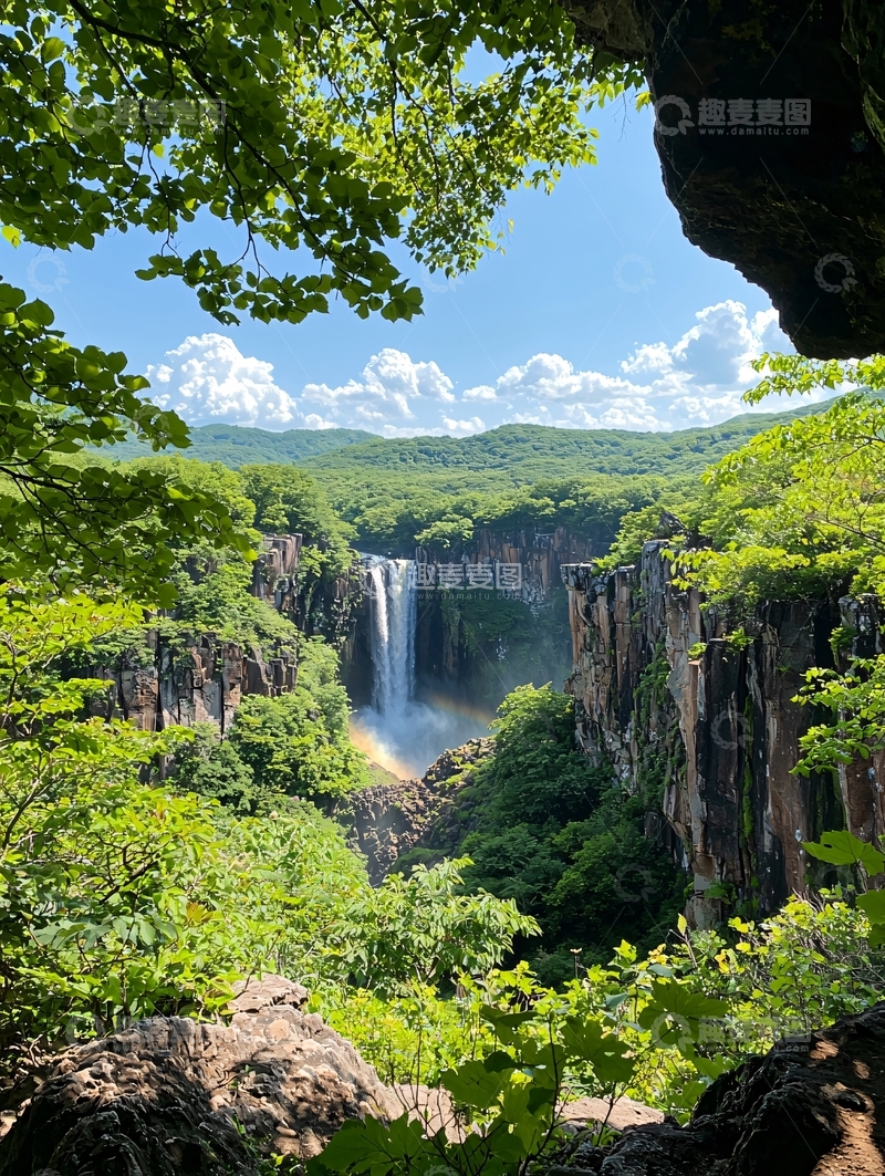 高清大图下载【趣麦麦图】绿树掩映下的壮丽瀑布