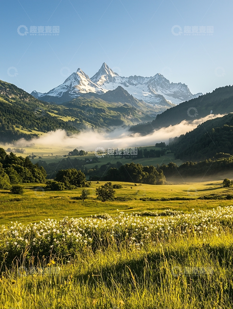 高清大图下载【趣麦麦图】雪山下的绿色田野