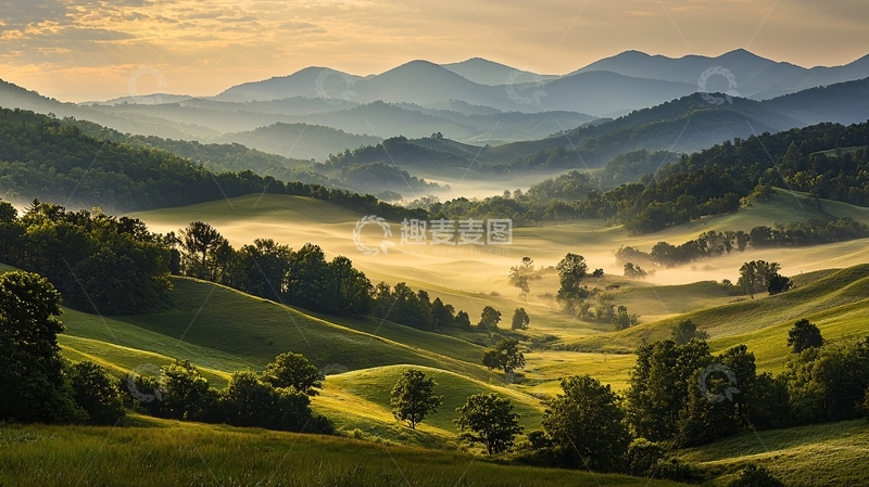 高清大图下载【趣麦麦图】绿意盎然的山峦雾气缭绕