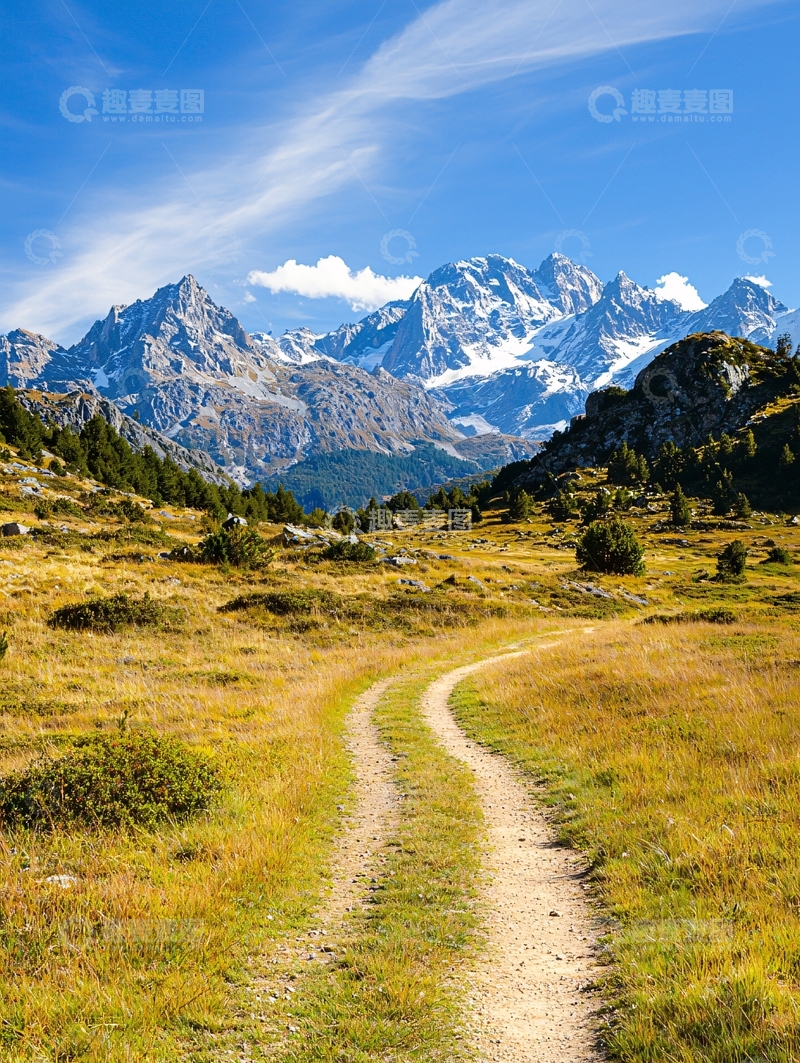 高清大图下载【趣麦麦图】阿尔卑斯山下的徒步小径