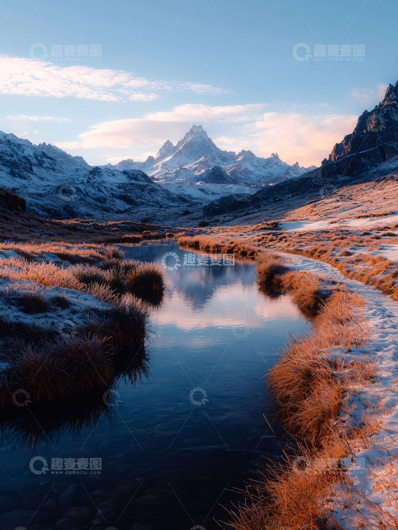 高清大图下载【趣麦麦图】雪山下的宁静溪流