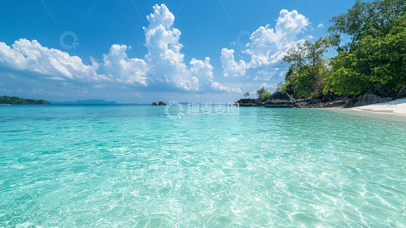 高清大图下载【趣麦麦图】清澈海滩与蓝天白云