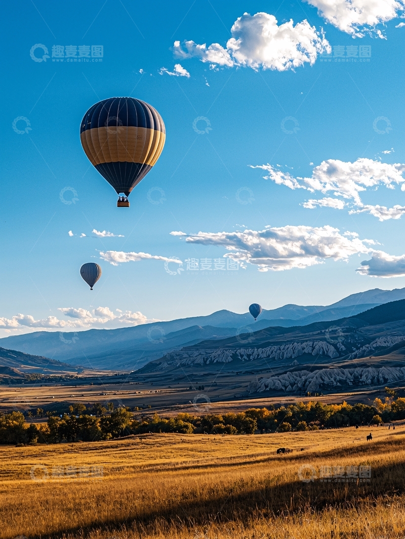 高清大图下载【趣麦麦图】热气球飞行在壮丽山景中