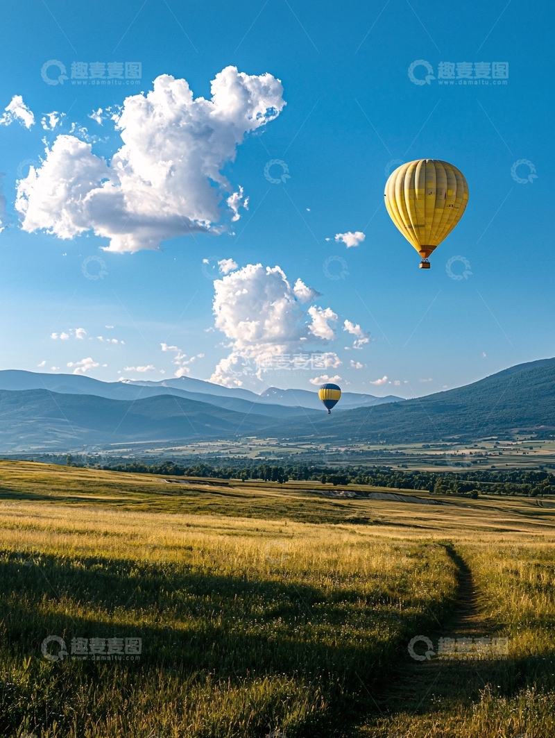 高清大图下载【趣麦麦图】热气球飞行在蓝天下的田野上