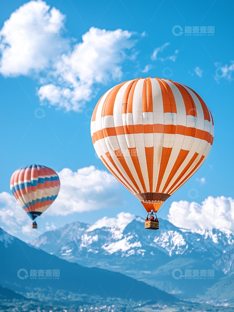 高清大图下载【趣麦麦图】热气球飞行在雪山之上