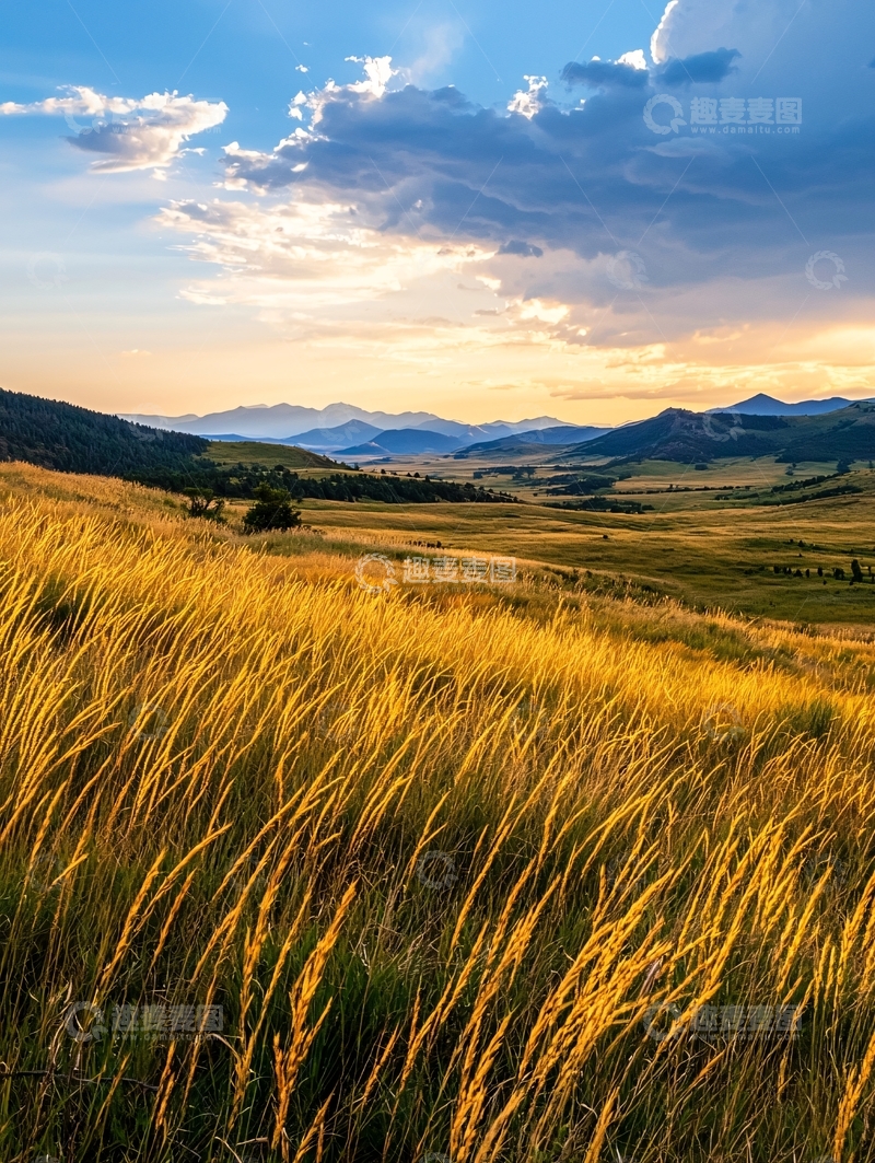 高清大图下载【趣麦麦图】夕阳下的草原与山脉