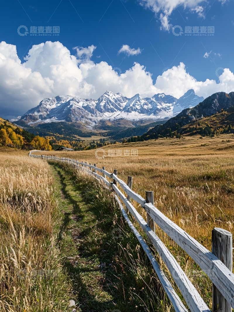 高清大图下载【趣麦麦图】秋日山间木栅栏风景