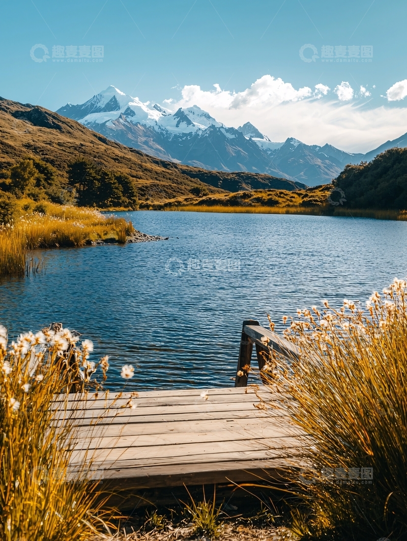 高清大图下载【趣麦麦图】湖边木桥与雪山美景