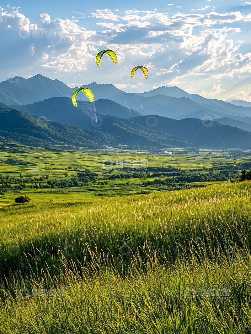 高清大图下载【趣麦麦图】山间草地滑翔伞风景