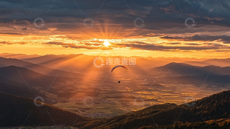 高清大图下载【趣麦麦图】日落山间滑翔伞飞翔