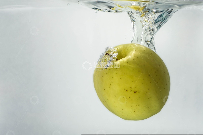 高清大图下载【趣麦麦图】一个青苹果掉入水中