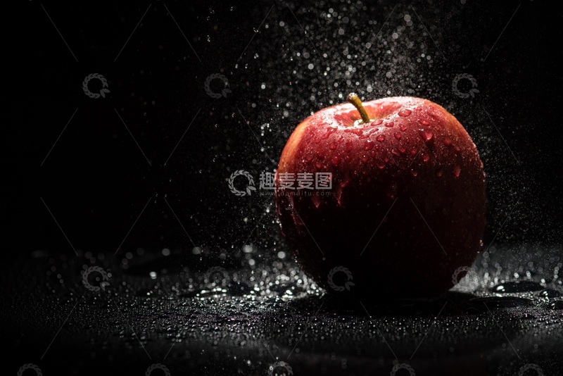 高清大图下载【趣麦麦图】一个红苹果放在黑色背景上并有水珠落下