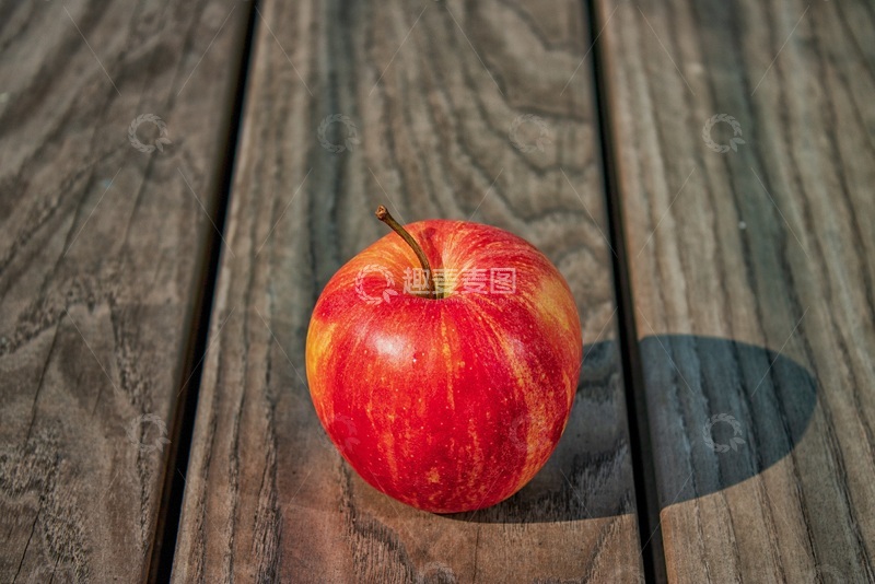 高清大图下载【趣麦麦图】苹果与木板1
