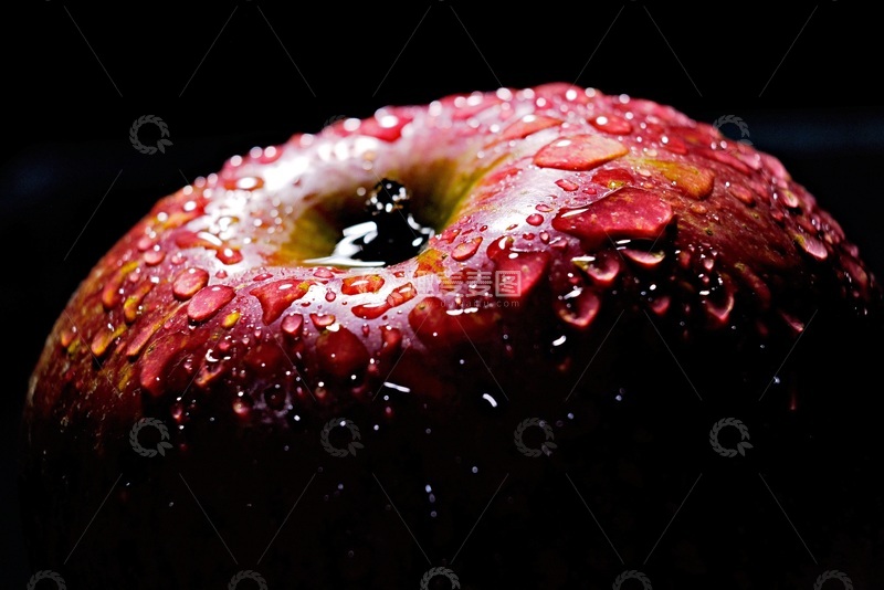 高清大图下载【趣麦麦图】-黑色背景下的苹果特显