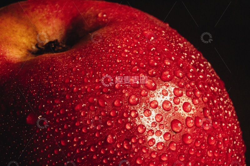 高清大图下载【趣麦麦图】苹果上的水珠特显在黑色背景上