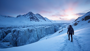 攀登者站在雪山冰川旁的大自然景观全景