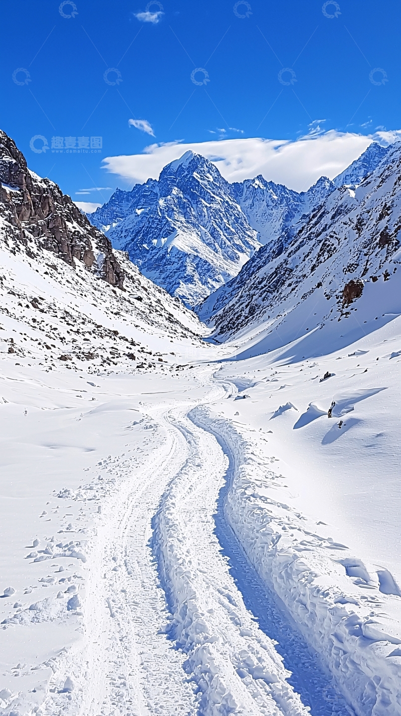 高清大图下载【趣麦麦图】雪山峡谷雪地足迹
