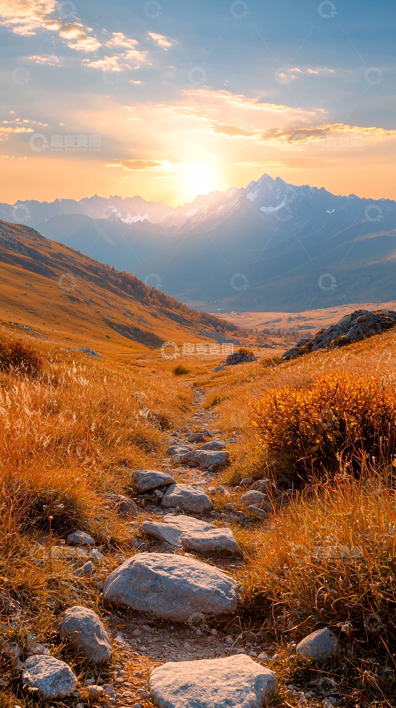 高清大图下载【趣麦麦图】秋日山间小径夕阳美景