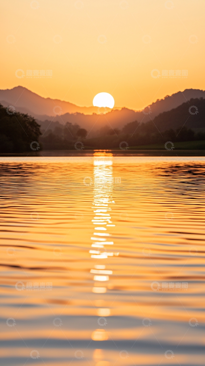 高清大图下载【趣麦麦图】夕阳下的宁静湖面
