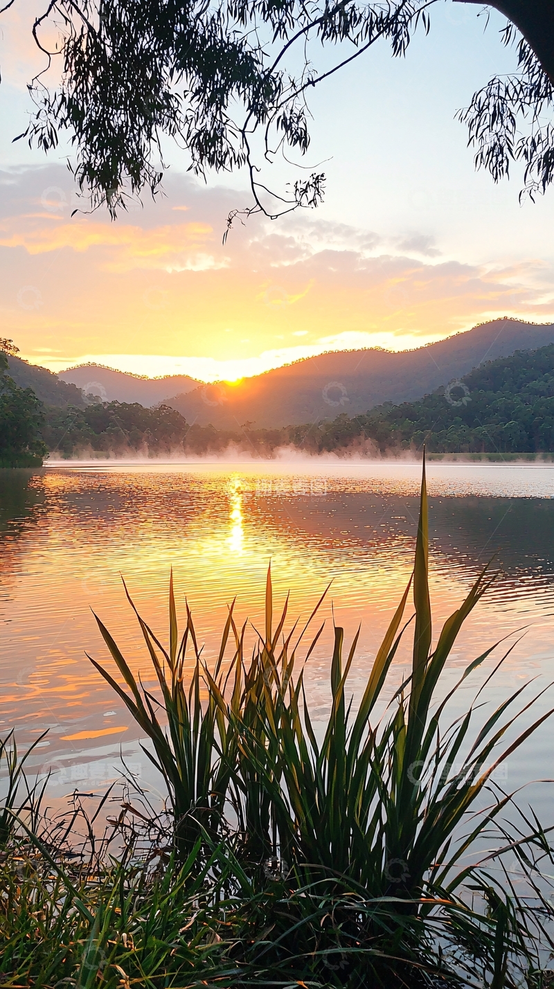 高清大图下载【趣麦麦图】日出湖畔宁静自然风光