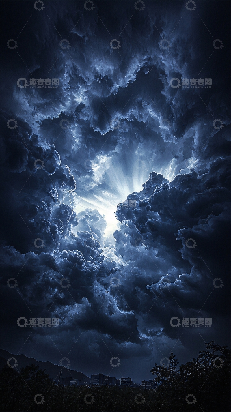 乌云密布中的光芒