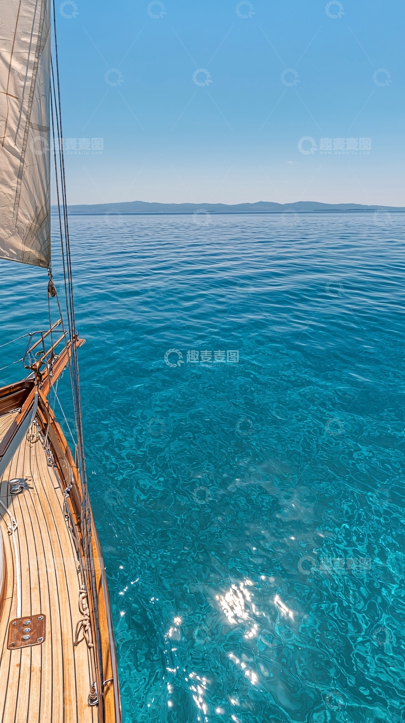 高清大图下载【趣麦麦图】帆船航行在清澈的蓝色海水中