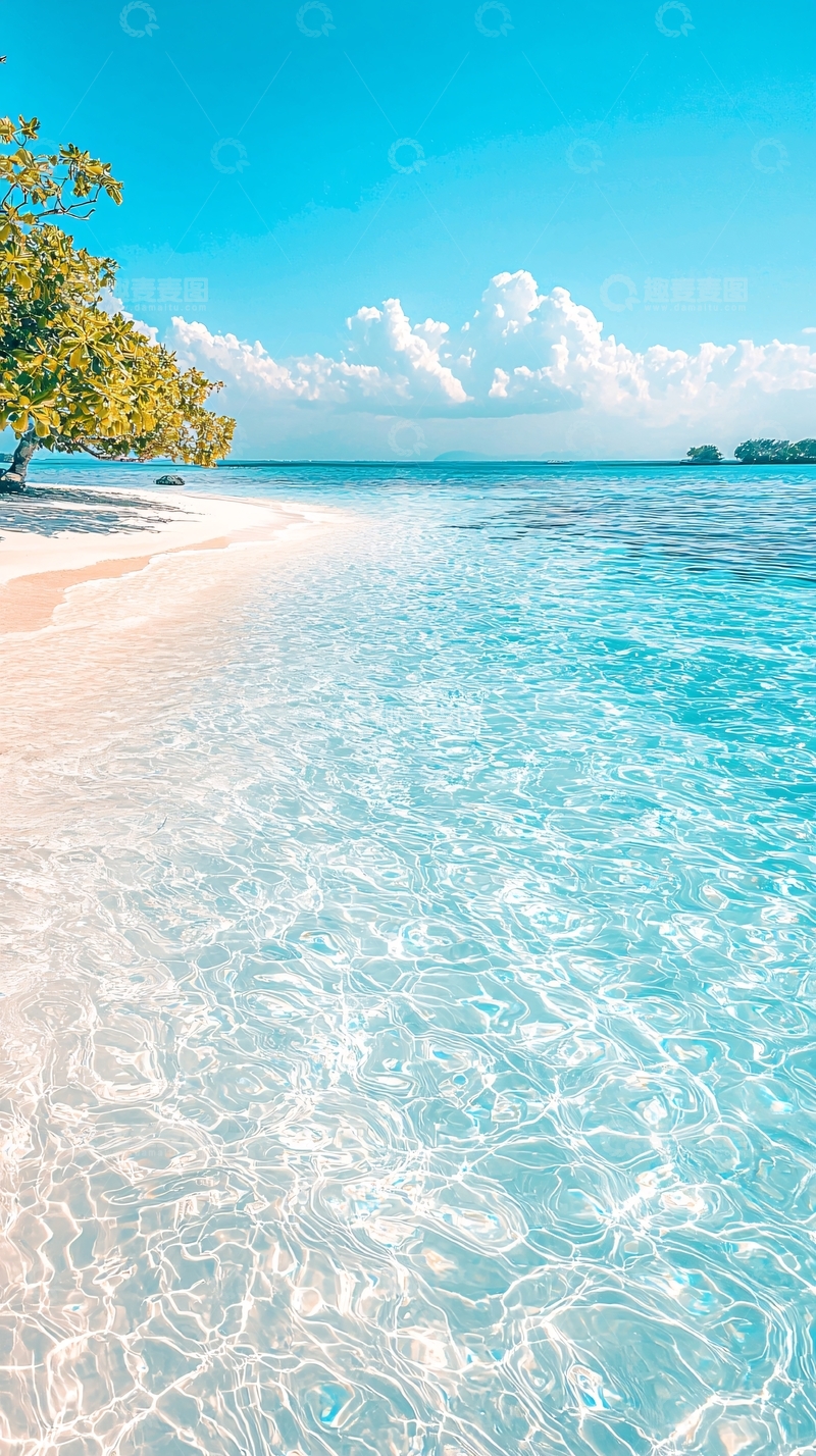 高清大图下载【趣麦麦图】清澈海滩与蓝天白云
