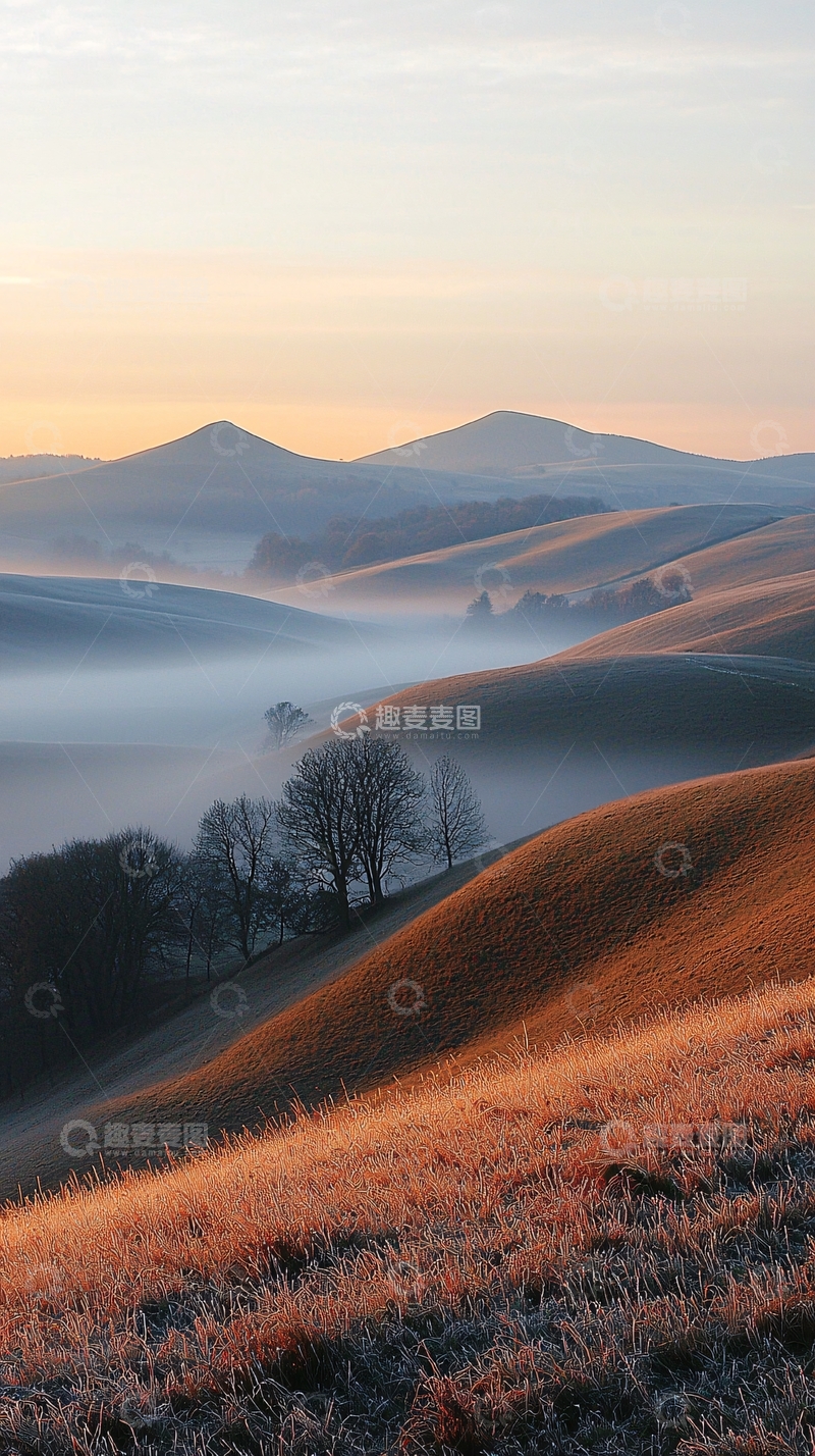 高清大图下载【趣麦麦图】晨雾中的山丘与树木