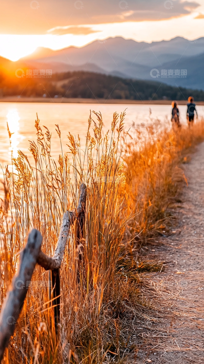 高清大图下载【趣麦麦图】夕阳下的湖边散步