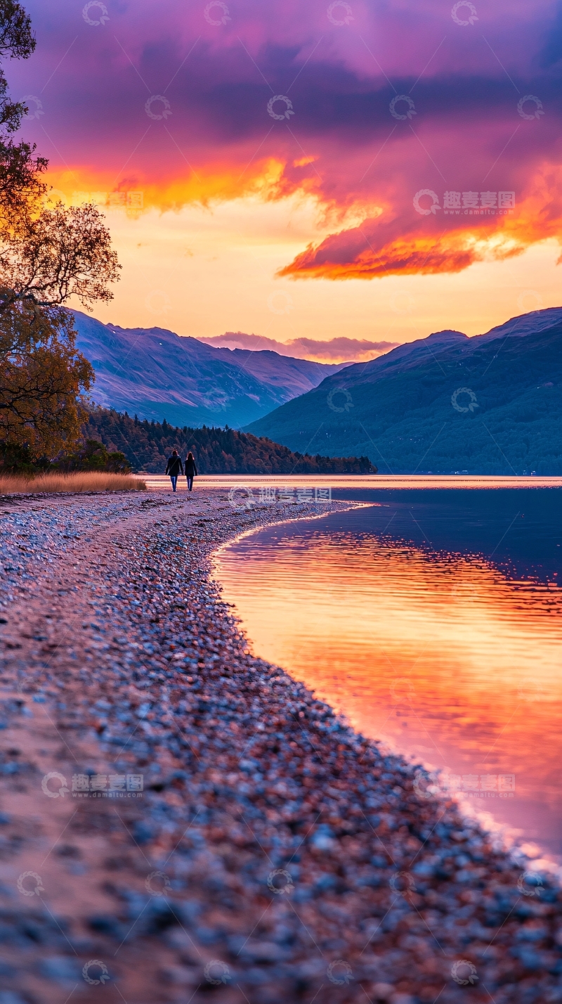 高清大图下载【趣麦麦图】秋日湖畔漫步夕阳