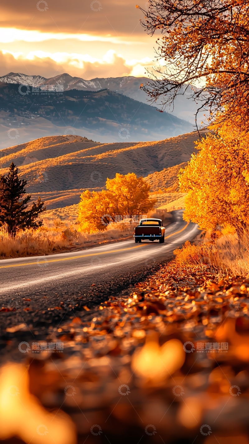 高清大图下载【趣麦麦图】秋日山间公路行驶的复古车