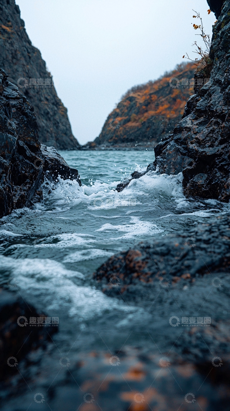 高清大图下载【趣麦麦图】岩石海岸线上的海浪