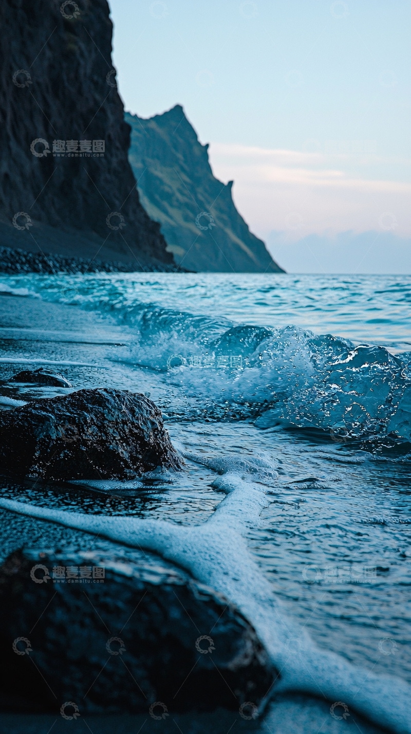 高清大图下载【趣麦麦图】海浪拍打岩石的宁静海滩