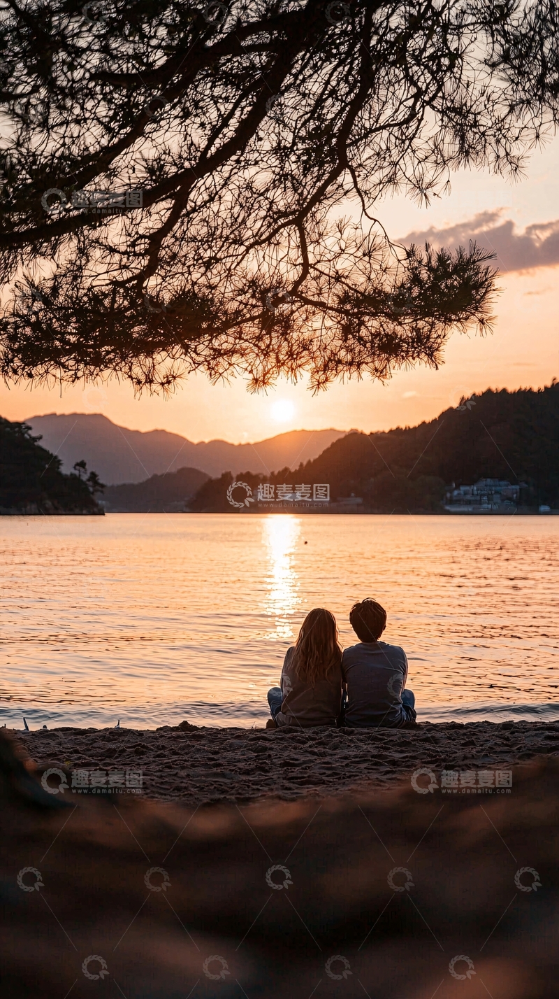 高清大图下载【趣麦麦图】夕阳下的湖边情侣剪影