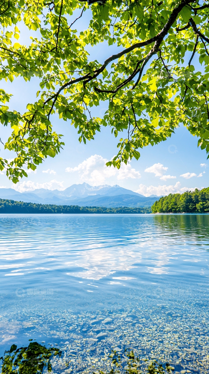高清大图下载【趣麦麦图】湖畔青山绿树蓝天