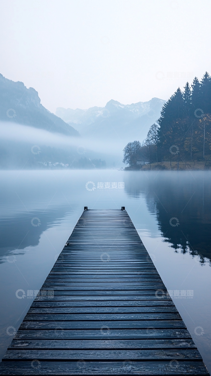 高清大图下载【趣麦麦图】雾中湖畔木桥