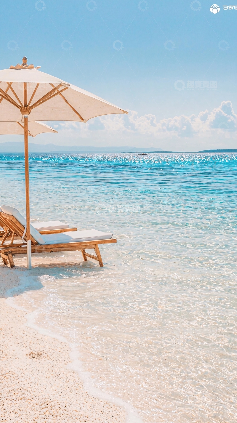 高清大图下载【趣麦麦图】海滩躺椅与清澈海水