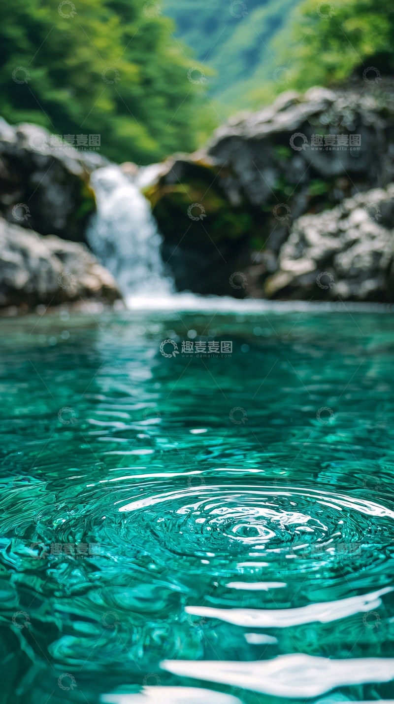 高清大图下载【趣麦麦图】清澈瀑布下的涟漪